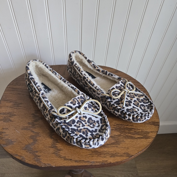 Clarks New Leopard Print Faux Fur Lined Moccasin Slippers - Picture 1 of 10